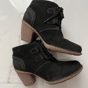 Clarks NWOT Suade Black booties